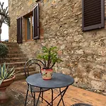 Enchanting Flat With Patio In Abbadia A Isola Appartamento *