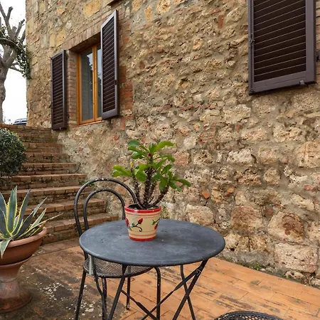 Enchanting Flat With Patio In Abbadia A Isola Apartman *