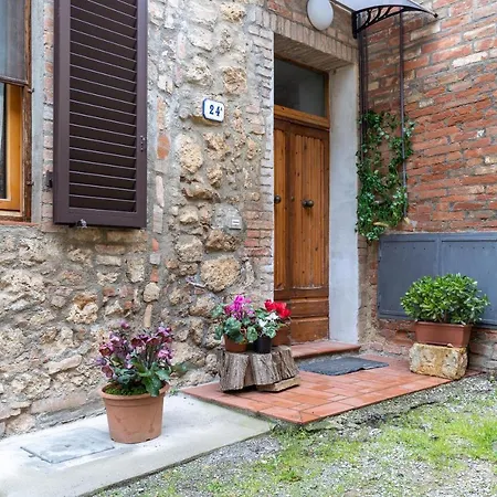 Enchanting Flat With Patio In Abbadia A Isola Monteriggioni