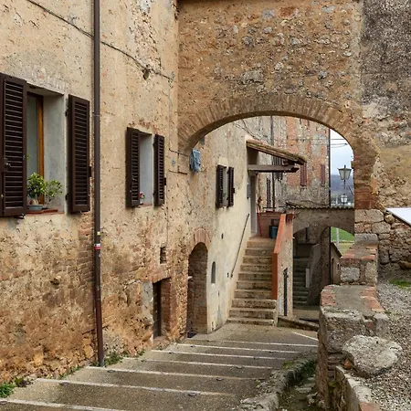 Apartman Enchanting Flat With Patio In Abbadia A Isola Monteriggioni