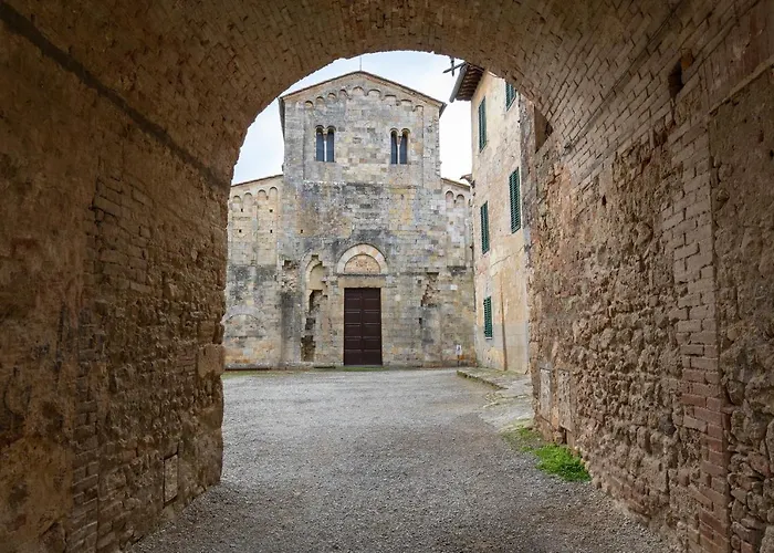 Enchanting Flat With Patio In Abbadia A Isola Apartament